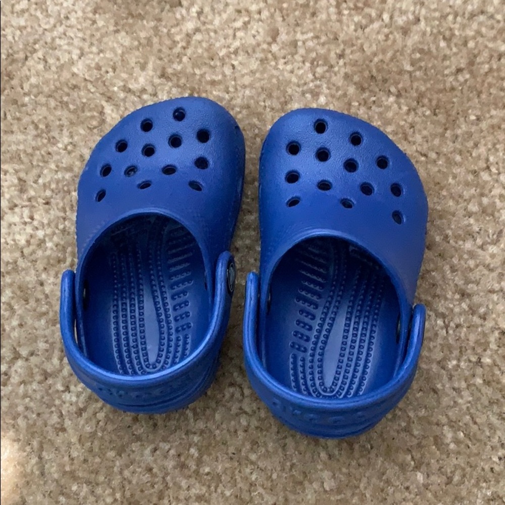 NWOT baby size 2/3 (unisex) crocs 😍